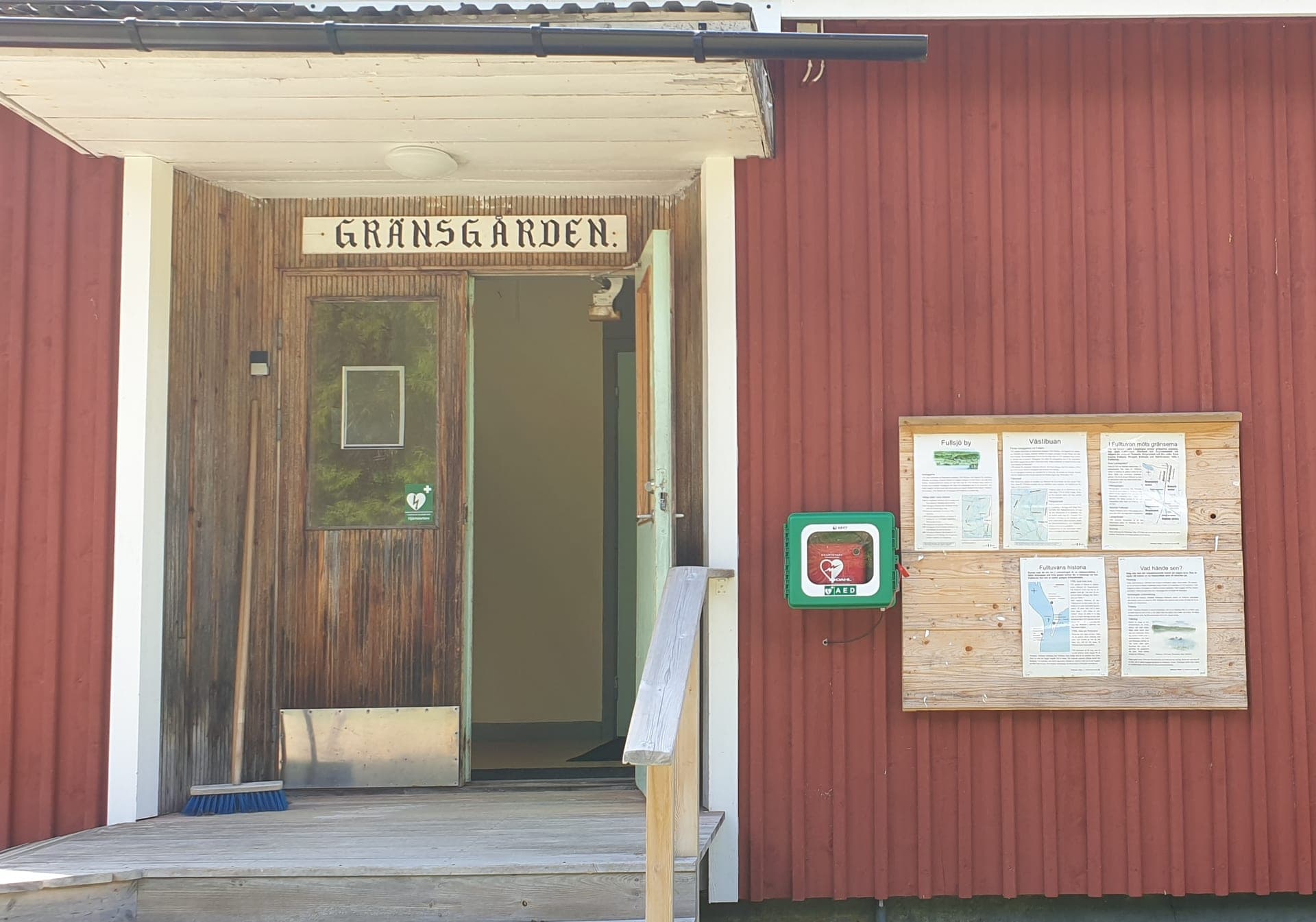 Entrén med skylt och anslagstavla