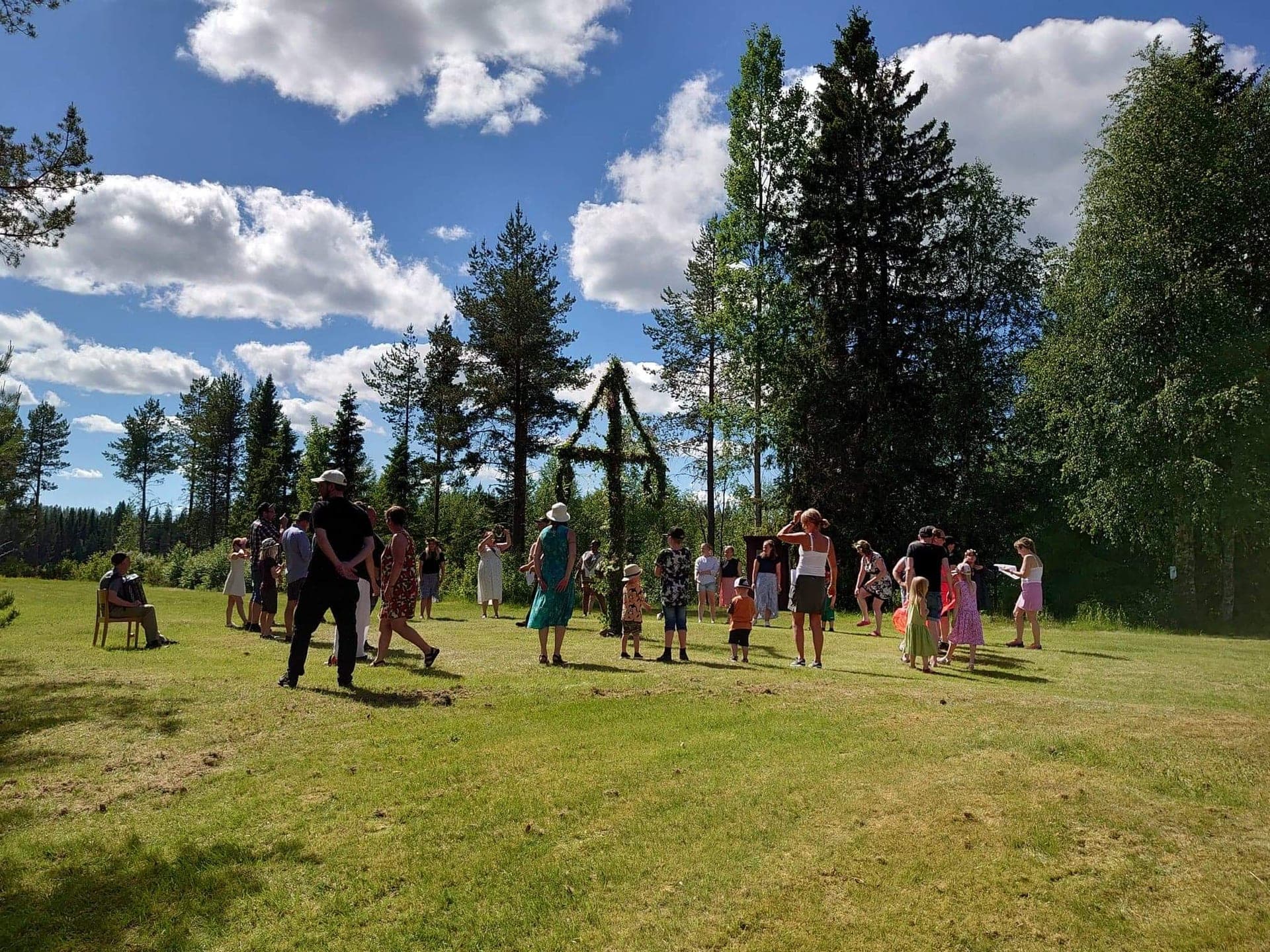 Midsommarfirande med majstång